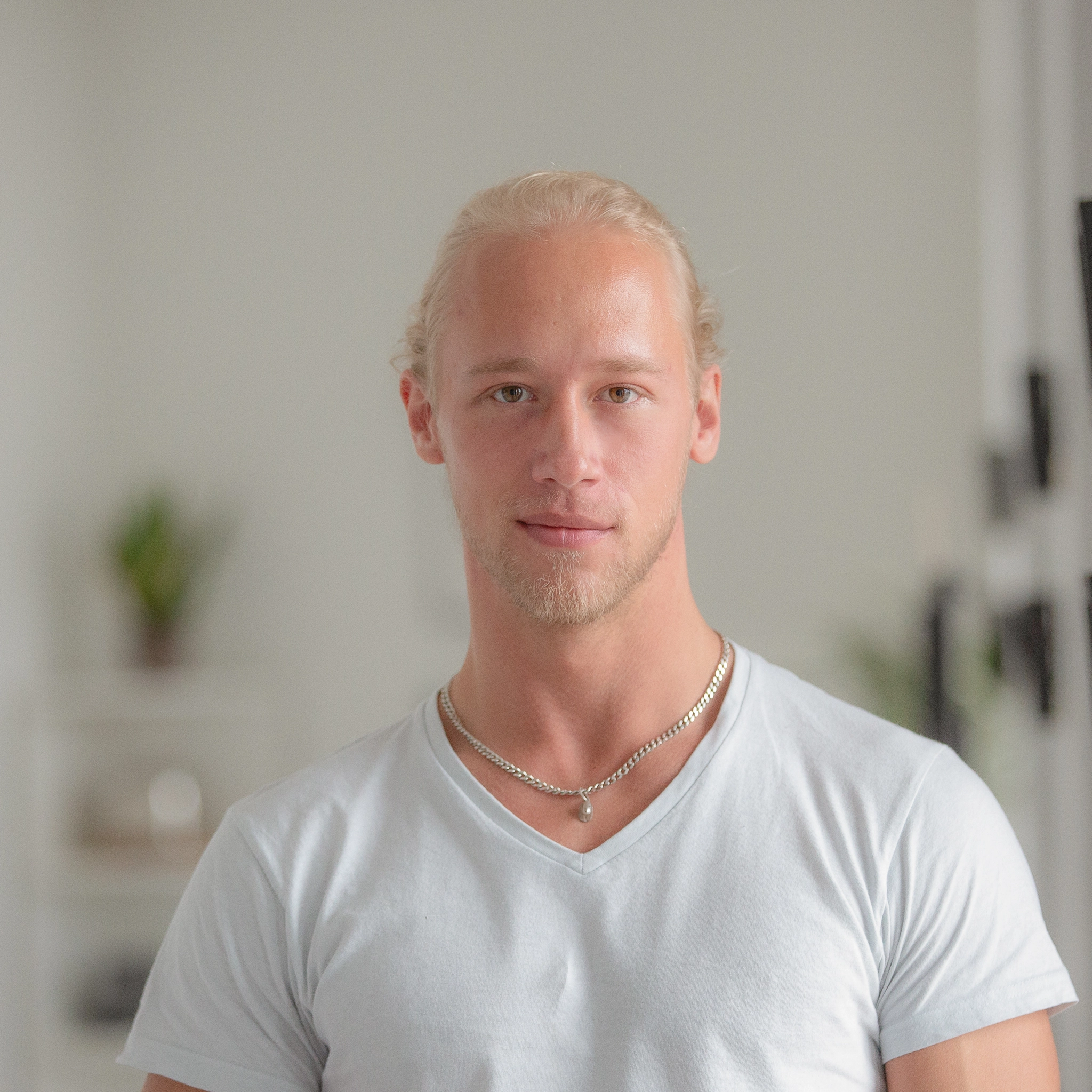 tahvo riso mees lihases naerul nägu valge särk blondid juuksed